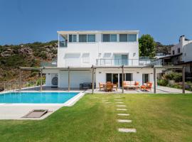 Villa w Pool Garden Patio 1 min to Beach in Bodrum, rumah liburan di Yalikavak