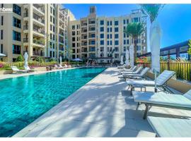 bnbmehomes - Elegant Pool View - 2BR Apartment - 607, מלון ליד מגדל בורג' אל ערב, דובאי