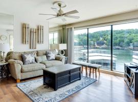 Community Pool Lakefront Osage Beach Condo!, hotel em Osage Beach