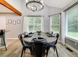 Spacious Scotrun Home with Game Room, Amenity Access, hytte i Scotrun