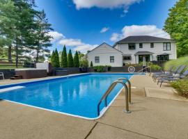 Luxury Maineville Villa with Private Pool and Deck, hotel v destinaci Maineville