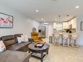 Stylish Updated Getaway 2 Mi to Swim and Shop!, vakantiewoning in North Palm Beach