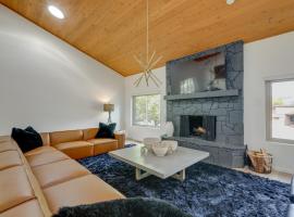 Chic Flagstaff Retreat with Fireplace and Patio!، فندق في فلاغستاف