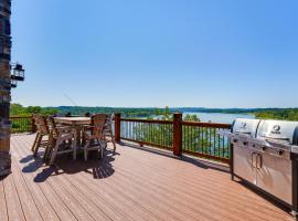 Luxe Table Rock Lake Vacation Rental with Hot Tub!, vacation home in Lampe