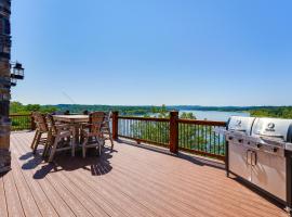 Luxe Table Rock Lake Vacation Rental with Hot Tub!, Hotel in Lampe