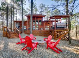 Sleek Cabin w/ Hot Tub: 11 Mi to Broken Bow Lake!: Broken Bow şehrinde bir otel