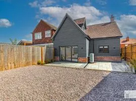 Elegant 5-Bed House with ample parking
