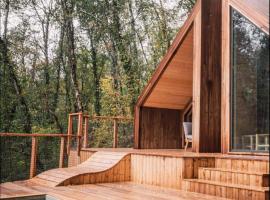 Casa Slow avec sa piscine chauffée au bord du lac, hotel in Les Croix Chemins