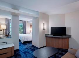 Fairfield Inn & Suites by Marriott Kelowna, хотел близо до Летище Kelowna International - YLW, Келоуна
