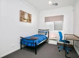 Modern Share house, private room with single bed, 4km to beach