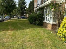 Spacious 2 bed flat (Free WiFi) Free Parking, apartment in Barking