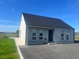 Charming 2-Bed Cottage in County Derry, holiday home in Aghanloo