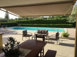 House with a swimming pool - Villa San Giorgio, hotel sa parkingom u gradu Villa Gorizia