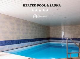 [charming chalet, pool & sauna] in Salouf, hotell sihtkohas Salouf