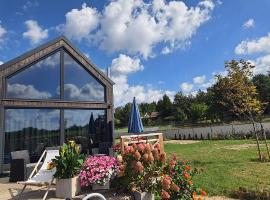 Domek Mazurski całoroczny nad jeziorem z sauną i Jacuzzi SPA, hotel in Pasym