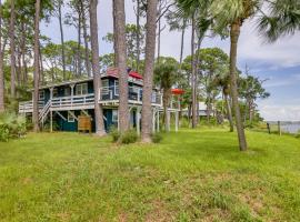 Carrabelle Retreat with Boat Dock and Views of Gulf!, casa vacacional en Carrabelle