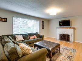 Tacoma Vacation Rental with Outdoor Fireplace, hotel en Tacoma