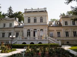 Pałac Chojnata, serviced apartment in Wola Chojnata