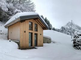 Chalet*** au pied d'une prairie face à la montagne, сімейний готель у місті Сікст