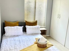 Bungalows unit 5, хотел с паркинг в Sandton