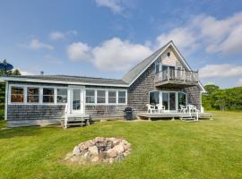 Shorefront House with Views, 14 Mi to Acadia NP!, hótel í Sullivan
