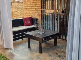 Cozy One Bedroom Apartment, Ferienunterkunft in Randfontein