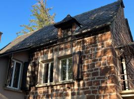 Petit maison chaleureuse dans le Vallon, casă de vacanță din Marcillac-Vallon