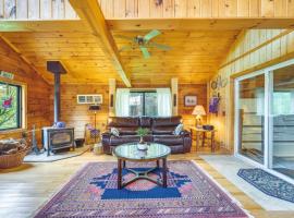 Pet-Friendly Jamestown Cabin with Fire Pit and Deck!, hotel s parkiriščem v mestu Jamestown