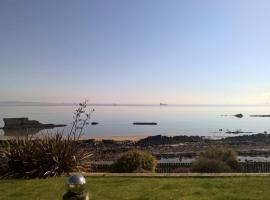 large room with garden area with direct access onto beach, hotel in Fife