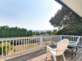 Serene Forest Grove Home with Deck and Stunning Views!, feriebolig i Forest Grove