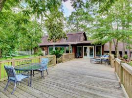 Unplug and Recharge: Bayou Log Cabin Retreat、ディキンソンのホテル