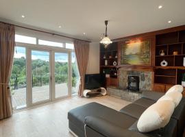 Quiet self-catering holiday home with surrounding lakes, cabaña o casa de campo en Bailieborough