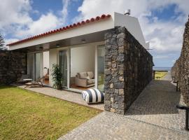 ENTRE MUROS - Turismo Rural - Casa com jardim e acesso direto ao mar, family hotel in Ribeira Grande
