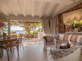 PORTO ROTONDO SPLENDIDO APPARTAMENTO CON GIARDINO VISTA MARE, hotel em Porto Rotondo