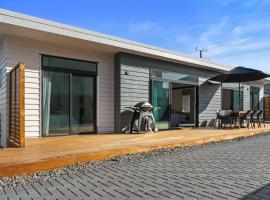 Decked out on Leo, cottage in Waihi Beach