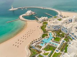 Hilton Salwa Beach Resort and Villas, hotel s jacuzzi v destinaci Abū Samrah