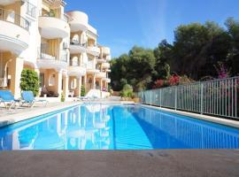 Playa, piscina y relax en este coqueto apartamento en Nerja, Hotel in Nerja
