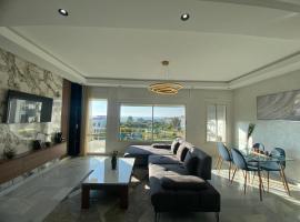 luxury condo with sea view, hotel de luxo em Tânger