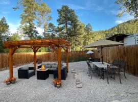 Woodland Bear Cabin with Hot Tub, family friendly!, cottage ở Ruidoso