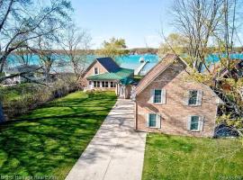 Newer Cottage on the Lake, ample space for boats, hotel con parking en Harsens Island
