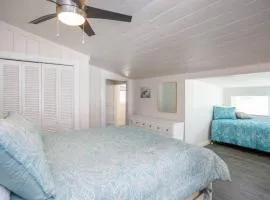 Quaint, Immaculate Bright Cottage in Ozona