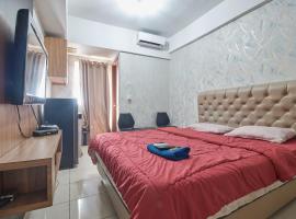 Apartment Green Lake View Ciputat by Celebrity Room, отель с парковкой в городе Pondokcabe Hilir