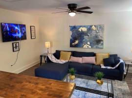 Charming 2Br, Fully Equipped kitchen, Smart TV, feriebolig i Greenville