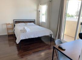 Room B with an independent bathroom comfortable master room, location de vacances à Rosemead