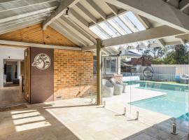 'Poolside Haven' Your Mount Eliza Family Getaway, holiday home in Mount Eliza