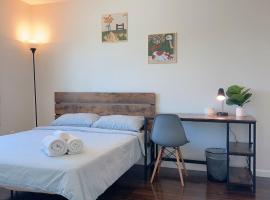 Room D: shared bathroom, double room with separate checkroom, location de vacances à Rosemead