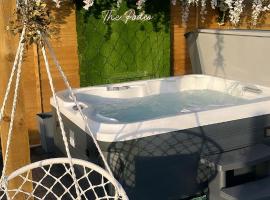 The Garden Pod with Private Hot Tub，Ballymagan的木屋