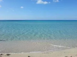 casa gialla mare del salento