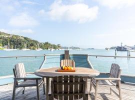 Bay of Islands 2 Bedrooms On The Water-The Landing、Opuaのホテル