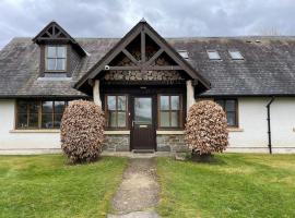 Holly Tree Lodge with Sauna near Glenshee, cabin in Blairgowrie